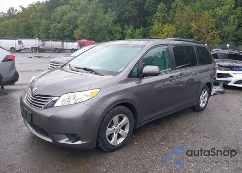 2017 Toyota Sienna Le 8 Passenger z USA, uszkodzony, nr VIN 5TDKZ3DC1HS831889